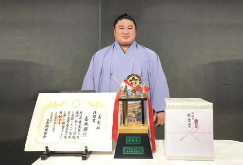 大相撲秋場所でマニフレックス・アドバイザーの嘉風関が技能賞獲得！