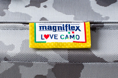 キャリーハンドルの根元には「magniflex」ロゴと「LOVE CAMO」のメッセージを入れたオリジナルウーヴンラベル（織りネーム）が付きます。