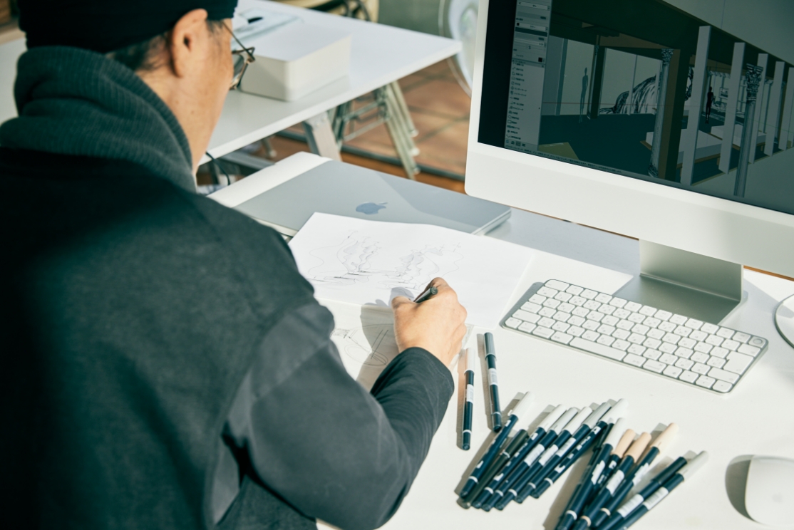 スケッチは基本モノトーン中心で描いていく愛用しているペンはグラデーション表現が出来るほどモノトーンバリエーションが豊富