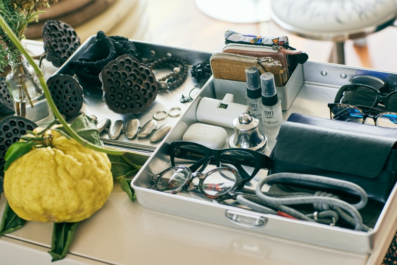 直ぐに必要な物やこだわりの眼鏡コレクションはパッと選べる場所に整理されている