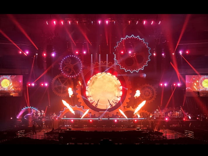 Akina Nakamori Dinner ももいろクローバーZ「クリスマスコンサート」舞台美術（2024さいたまスーパーアリーナ