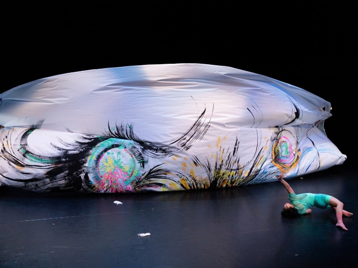 Co.山田うん「遠地点」舞台美術　南志保×牧かほり（2025KAAT神奈川芸術劇場）