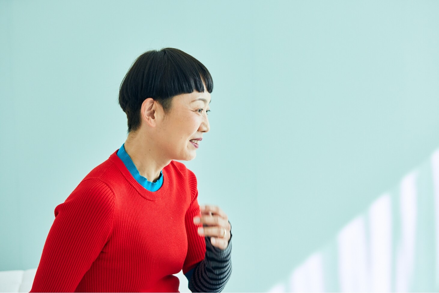 マニフレックスマットレスに腰かけながらインタビューを受けている本多 り子さん