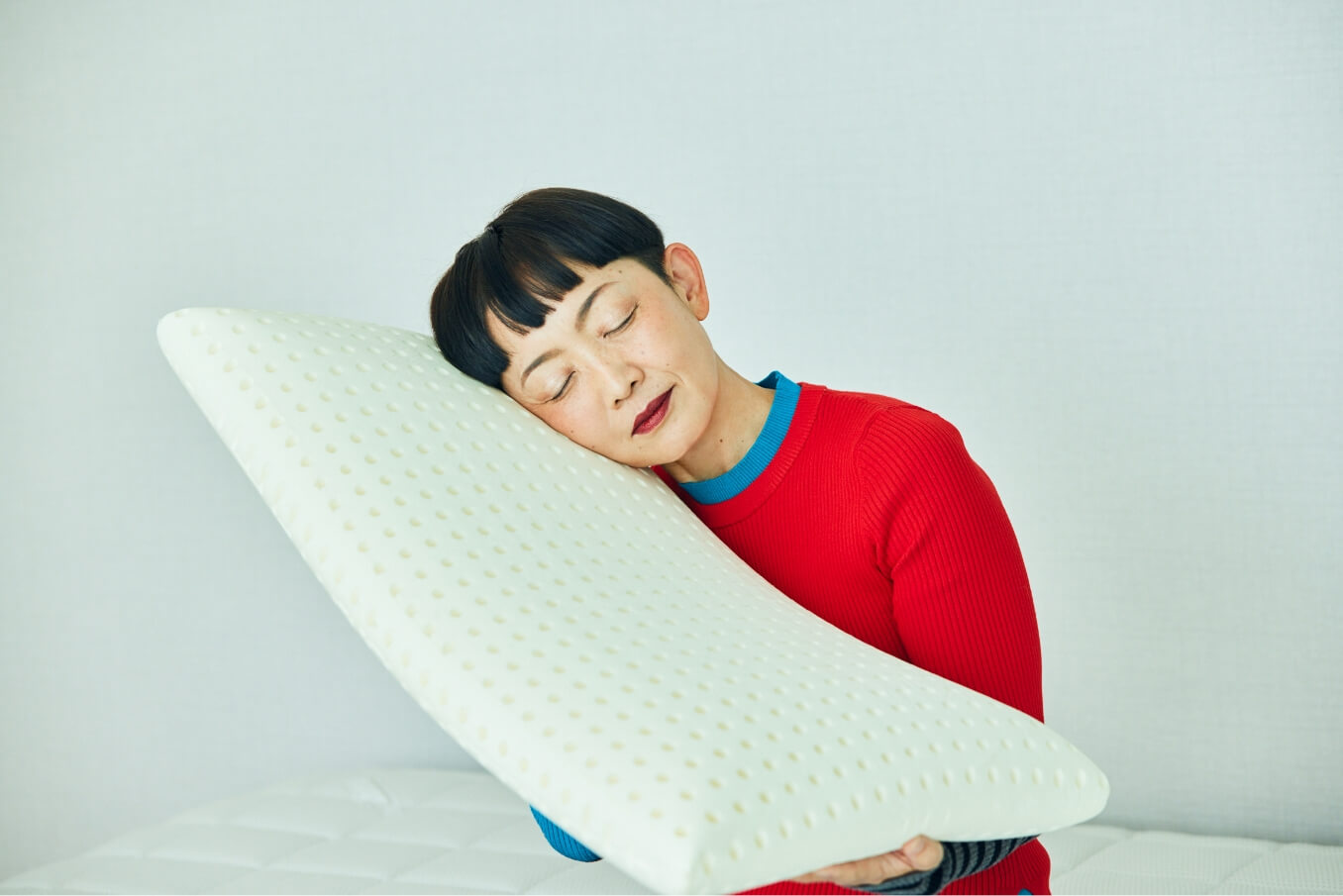 ピローの肌触りを感じている本多 り子さん