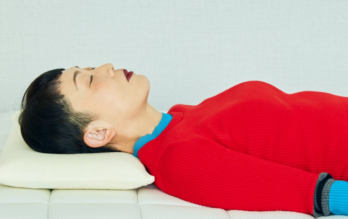 マニフレックスマットレスで横になっている本多 り子さん